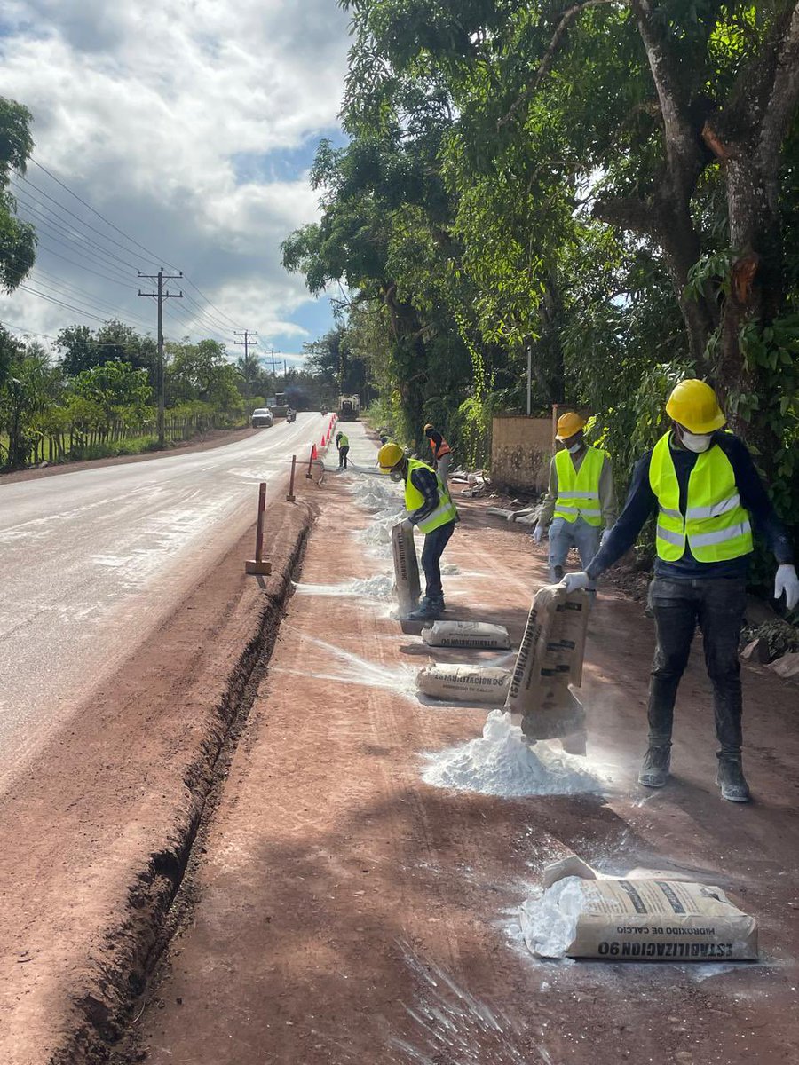 RDMOPC's tweet photo. Estamos trabajando en la mejora y rehabilitación en la Carretera Bayaguana Monte - Plata - Cevicos. Este proyecto es fundamental para garantizar una conectividad vial adecuada, mejorar la seguridad y facilitar el transporte de mercancías y personas en la región. 

Las labores incluyen el asfaltado de tramos deteriorados, la construcción de drenajes, la señalización adecuada. Estas acciones no solo optimizan la circulación, sino que también contribuyen al desarrollo económico local, promoviendo el acceso a servicios y oportunidades para las comunidades aledañas. #MásObraMásVidasMejoradas