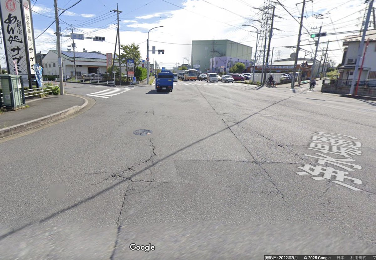 UcdPrQxmQ116602's tweet photo. ストリートビューで見た、陥没が起きたあたりの道路。（2022年9月撮影） ヒビだらけです。
 2024年9月に撮影されたものも表示されますが、これは綺麗になっています。でも、たぶん、表面だけを厚化粧しただけ  

#八潮 #陥没 https://t.co/EuXFajzlMh