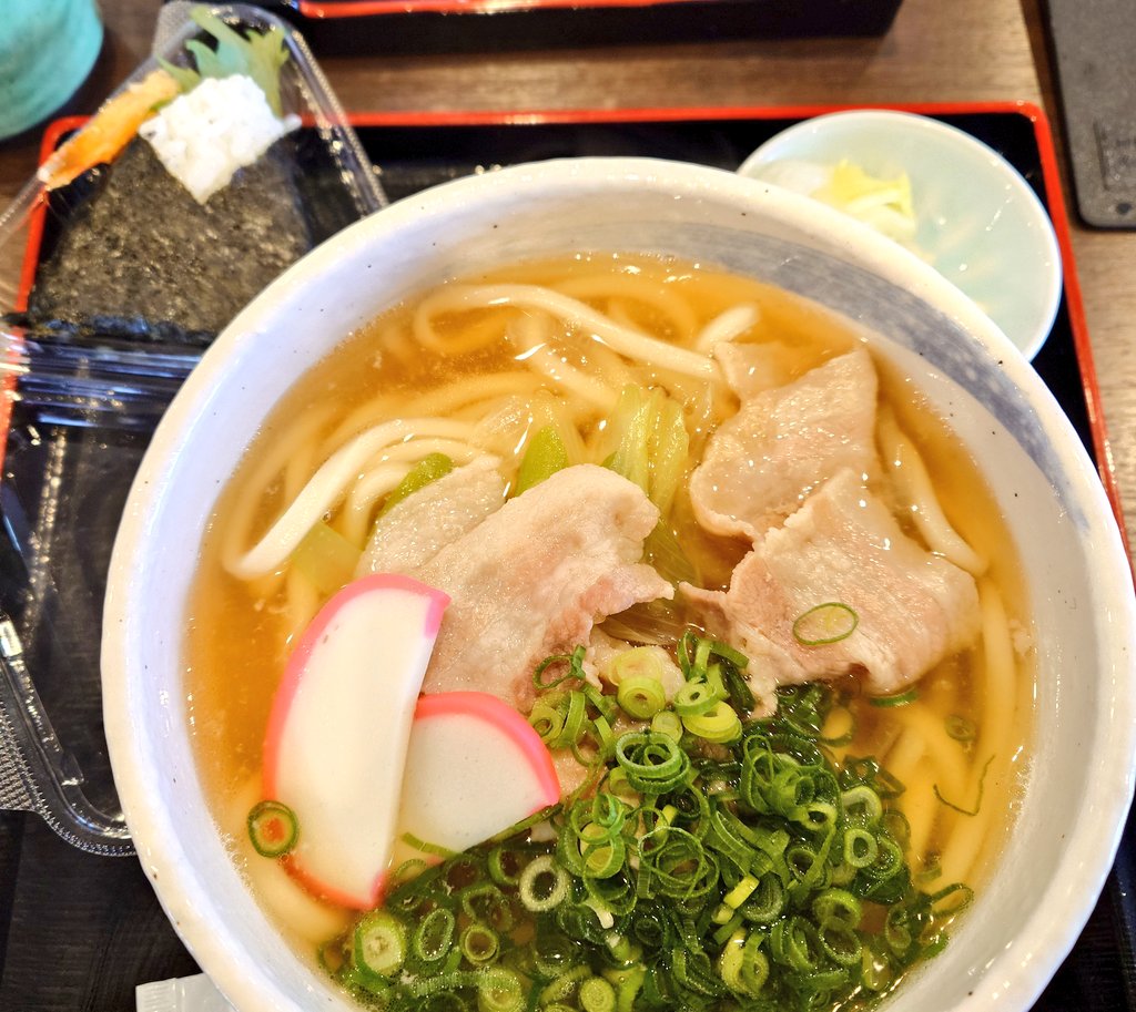 casket_sato's tweet photo. 昼食は、岩出山上野���に本日5日オープンされた"自家製うどん福助"さんに。
肉出汁うどんと天むす(塩)は組合せ抜群で、麺は適度な弾力とコシがあり、出汁は鰹と昆布からで、若干濃い目の仕上がりが丁度良く旨い。天ぷら等は次の機会に。(^^ゞ https://t.co/DkIArrgsIX