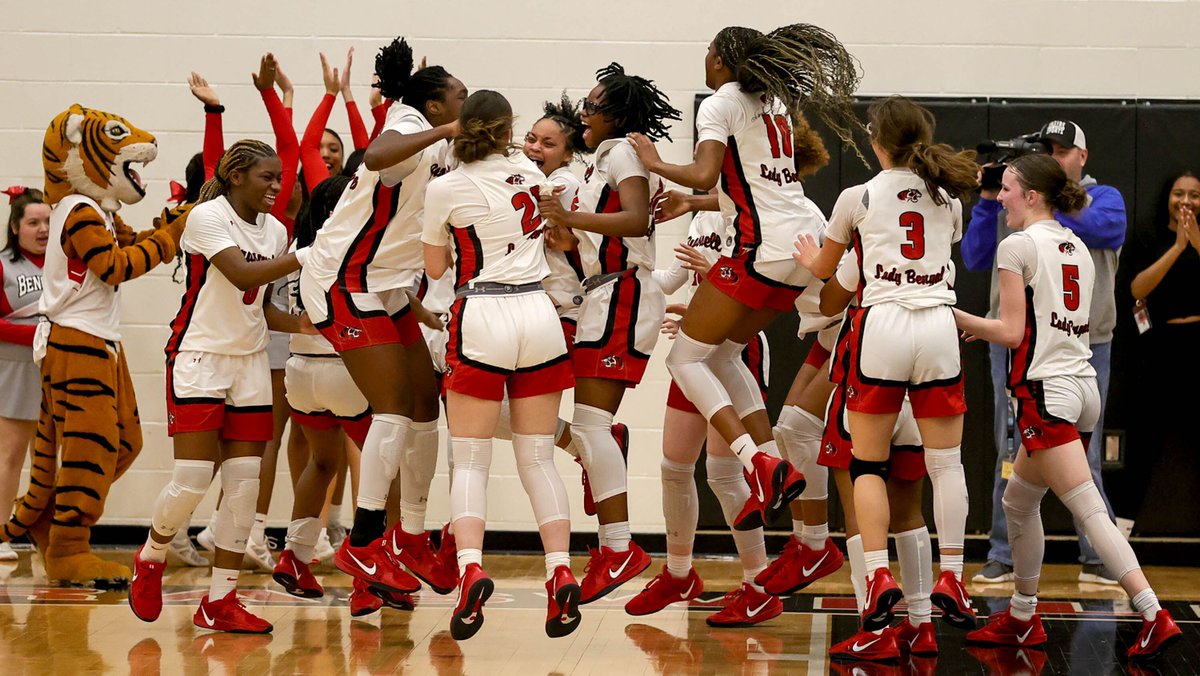 Basketball replay: 
Allen boys beat defending state champ Plano East to clinch 6-6A title.
Braswell girls beat rival Guyer to win 5-6A title.
Timberview boys stun state No. 3 Mansfield Summit.
Reedy boys beat Highland Park in thriller.

Read: dallasnews.com/high-school-sp…

<a href="/Tabchoops/">𝙏𝘼𝘽𝘾🏀📋</a>
