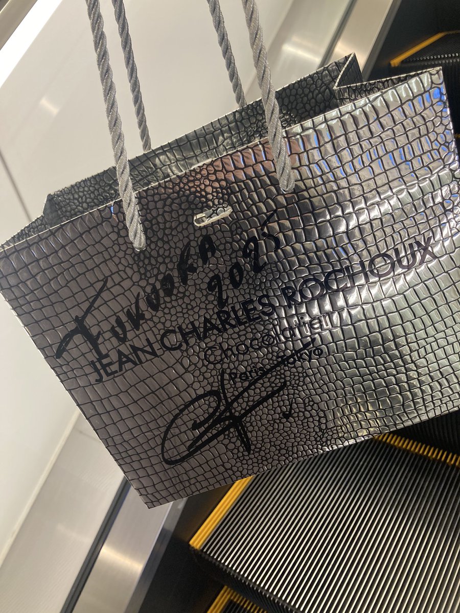 sumire_rum's tweet photo. 福岡、ジャンシャルルロシュー
フルーツタブレット商品不良のため
今日整理券もらった人、明日お渡し対応になりました。そんなことあるー？！と思いつつ‥
　
ジャンシャルルロシューさん
とても気さくで素敵な方でした♡ https://t.co/KtMDCoPZqe