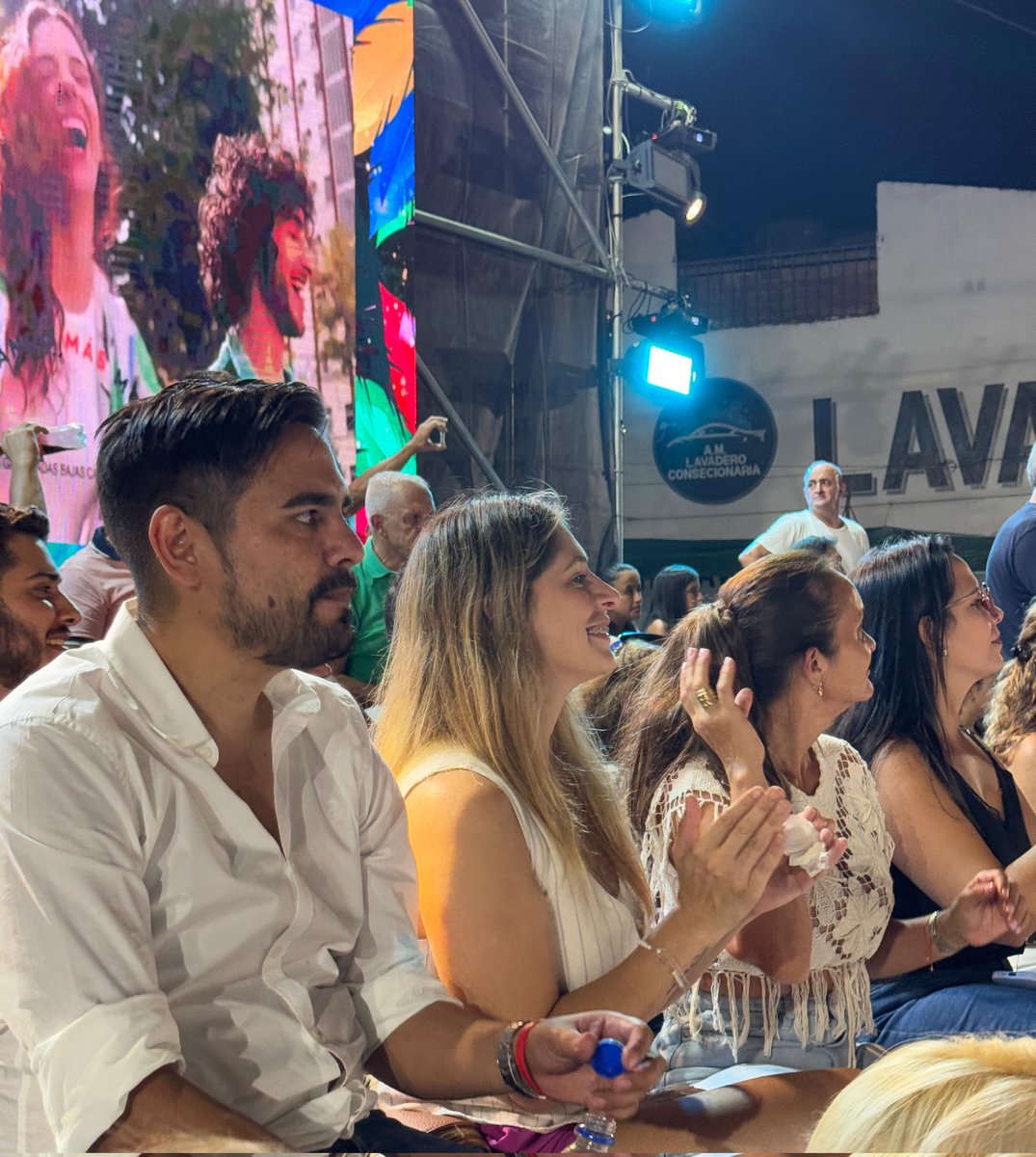 OliveraSandraOk's tweet photo. ¡Corrientes es carnaval! 🎭
Hoy disfruté una hermosa noche de corsos barriales, esta vez en el Barrio Bañado Norte. 
Las comparsas le pusieron todo el color y la alegría a la avenida en el calor correntino. 💖
¡Sigamos disfrutando de nuestro carnaval! 💃🏼 https://t.co/lIKIBb8FFR
