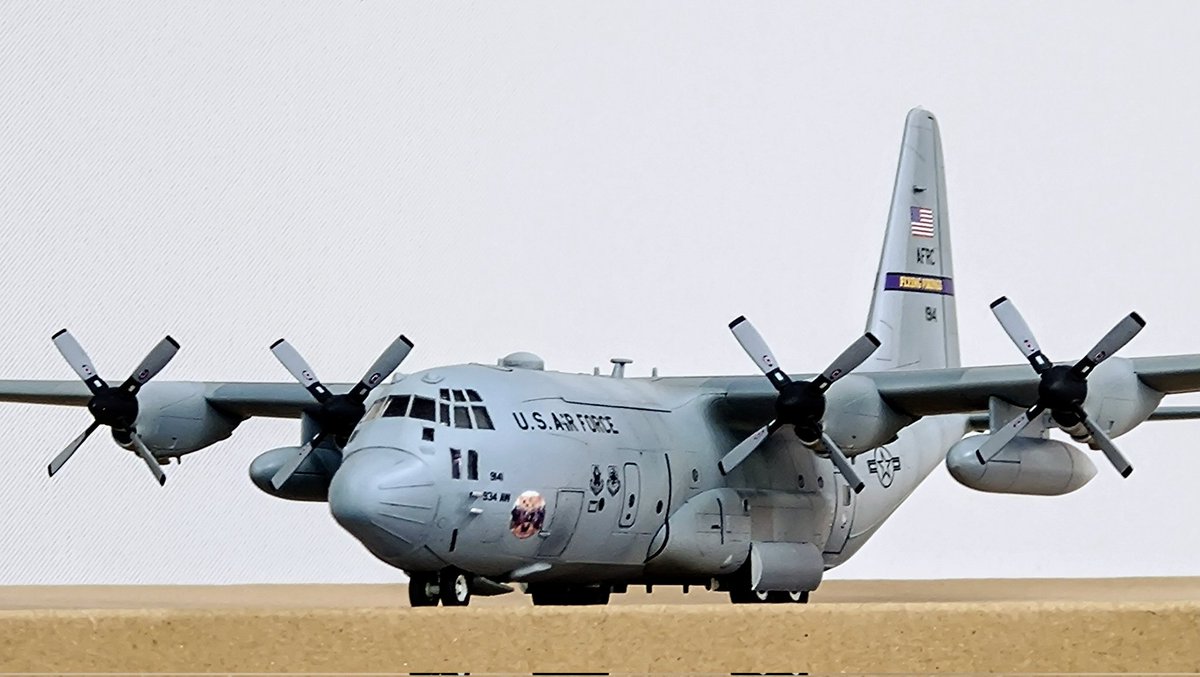 G.W.H 1/144  
第934空輸航空団 
『フライング バイキング』
予備軍司令部2006
完成です。

背部の黒線のデカールがイラッとします。
ラスト一機も完成間近です。