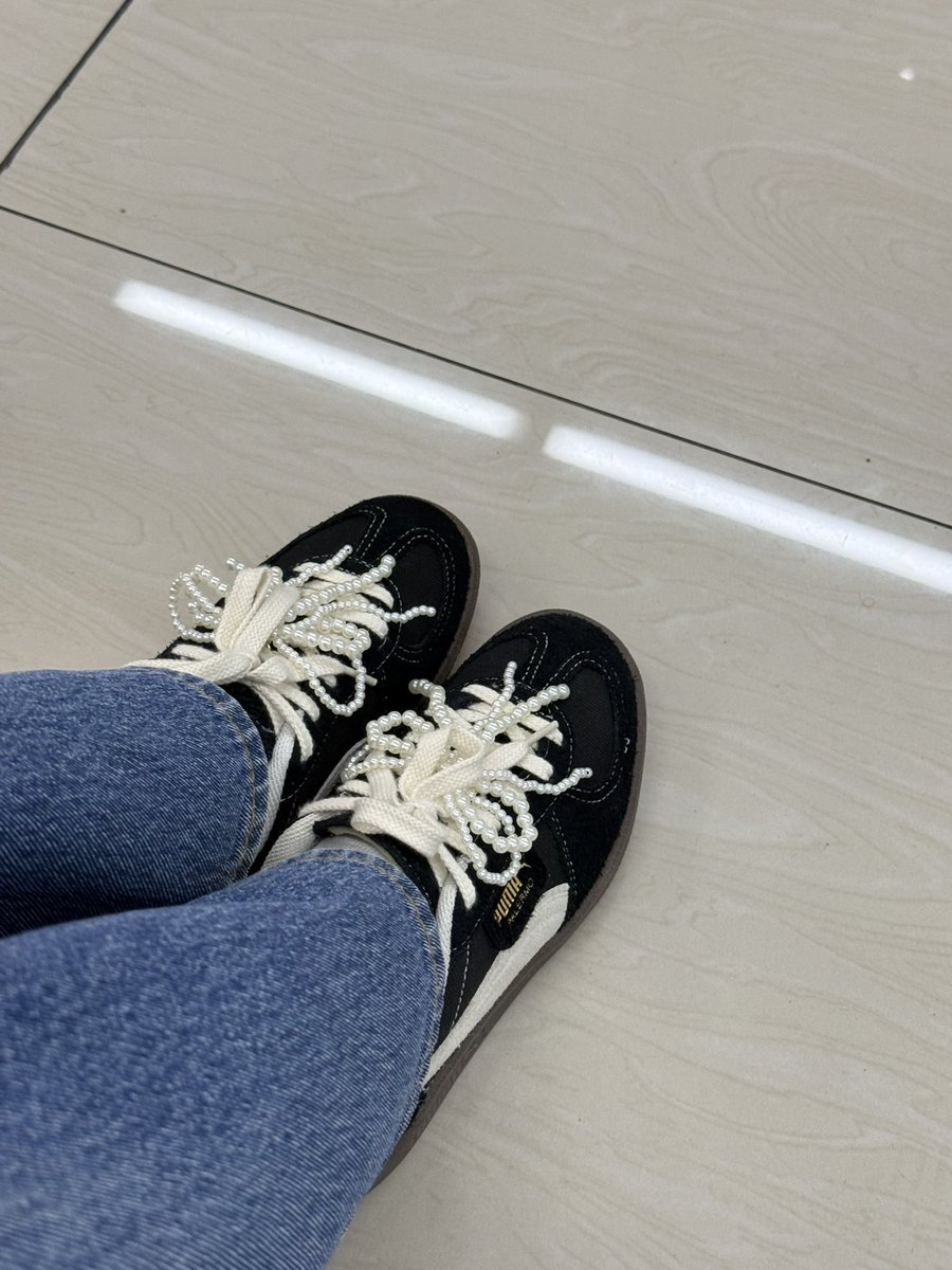 SaridaStyle's tweet photo. ตอนแรกคิดว่าช่วงนี้เราแต่งตัวหวานๆ จะซื้อผ้าใบสีดำจะเข้ามั้ย สรุปเอามาแต่งแบบนี้ก็น่ารักมากๆนะ  ลุคดูน่ารักขึ้น สนุกกับการแต่งรองเท้าต่ออ 

ขอแปะพิกัดน้อนโบว์  #ช้อปปี้แฟชั่น 
📍https://t.co/HtxfoWyybd https://t.co/x8kq82EoAb