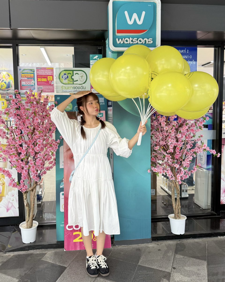 SaridaStyle's tweet photo. ตอนแรกคิดว่าช่วงนี้เราแต่งตัวหวานๆ จะซื้อผ้าใบสีดำจะเข้ามั้ย สรุปเอามาแต่งแบบนี้ก็น่ารักมากๆนะ  ลุคดูน่ารักขึ้น สนุกกับการแต่งรองเท้าต่ออ 

ขอแปะพิกัดน้อนโบว์  #ช้อปปี้แฟชั่น 
📍https://t.co/HtxfoWyybd https://t.co/x8kq82EoAb
