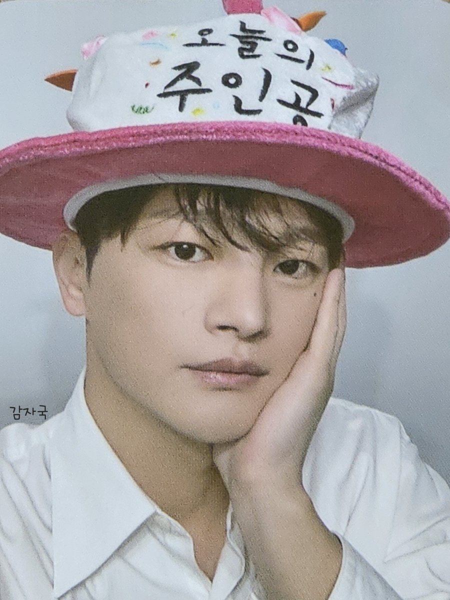 오늘의 주인공! 나와주세요~
,===､==、
||__|＿||
l|＿＼ ＼＼
|口|＼＼ 　∧∽∧
|口|　＼＼( ･ω･)
|口|　　＼⊂ 　 つ
|口|　 　 ＼＼つつ＼
|口|　　　　＼| 　＼|
⌒""""~￣""""~⌒""""""￣￣￣