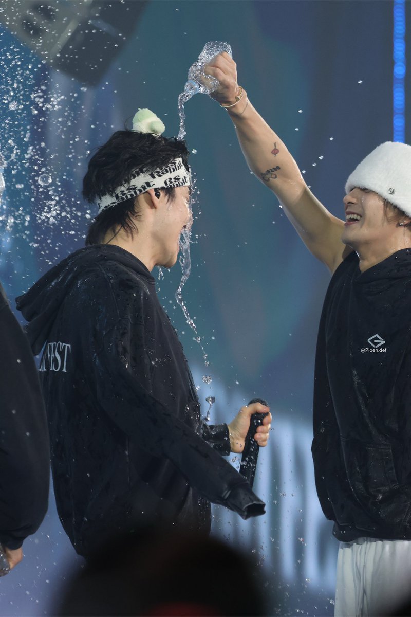 Ploendef's tweet photo. 💦💦💦~

#JAYB #JACKSON
#GOT7 #갓세븐
#GOT7_NESTFEST #GOT7_WINTER_HEPTAGON https://t.co/413YaSzpB7