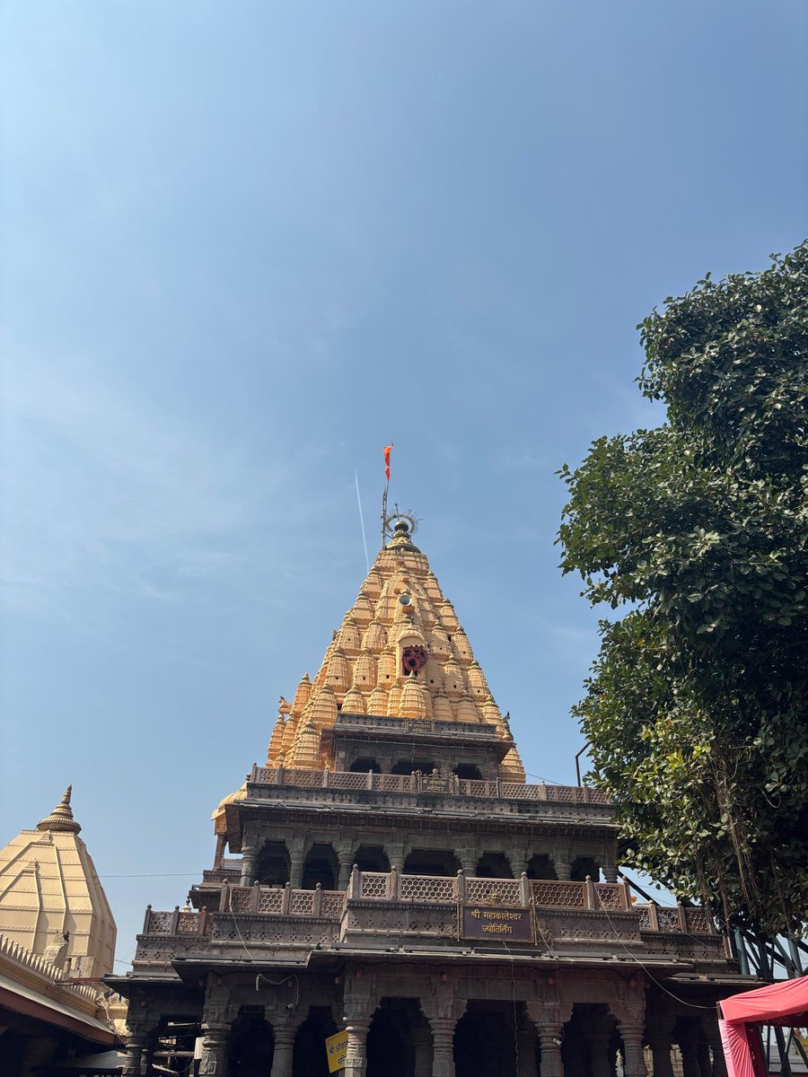 prathammx's tweet photo. Visited Mahakaleshwar Temple yesterday and guess what we saw there on one of its side entrance gates. Intresting haa! 
Is that a Jain tirthankar's Murti or any other yogic sculpture? https://t.co/31unPnmC7O