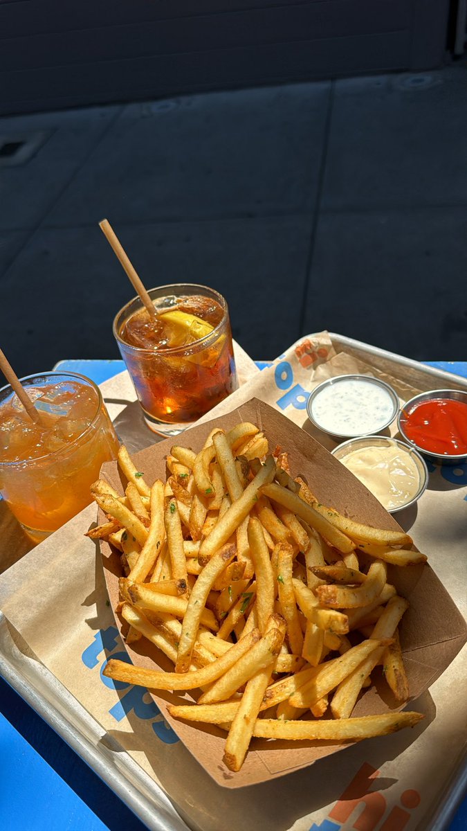 joshmarquinax's tweet image. Happy Hour after work last week—always a good time! Now just waiting to see the sun back in San Francisco 🌅☀️

#HappyHour #HiTops #Castro #BreakTime