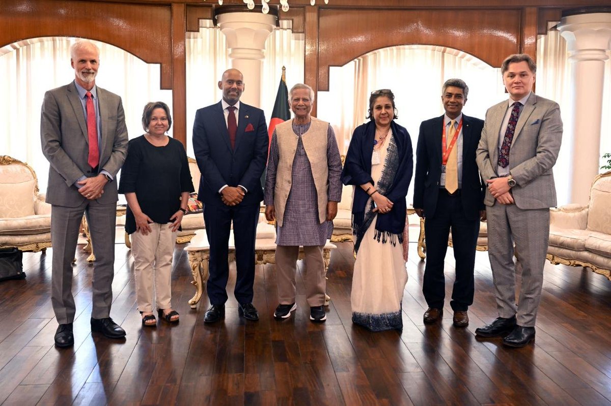 CanHCBangladesh's tweet photo. Warm meeting btw HC @AjitSinghCanada and 🇧🇩 @ChiefAdviserGoB! We discussed our 53 yrs of strong 🇨🇦🇧🇩 ties and friendship, including growing trade, anti-corruption, development cooperation, Rohingya Crisis and people to people ties. https://t.co/tPkEQ7O6KP