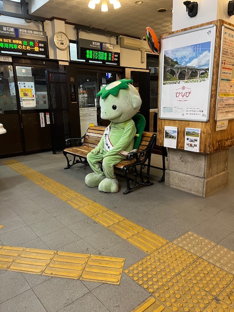 tonojikan's tweet photo. #遠野 #カリンちゃん
昨夜、遠野駅でカリンちゃんを見かけた。
一人佇むカリンちゃん。
くるりんちゃんと待ち合わせだったのかな… https://t.co/svCvugrcK5
