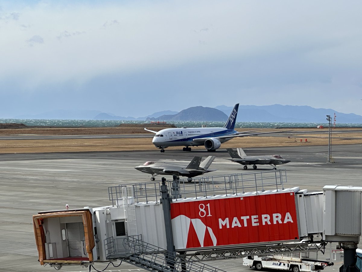 hiroki_zenke's tweet image. ANA ✖︎ F-35C✨
燃料枯渇で緊急着陸みたいです！
まさか松山空港で、最新のF-35Cが見れるとは思わなかった😎

#松山空港
#F35
#F35C