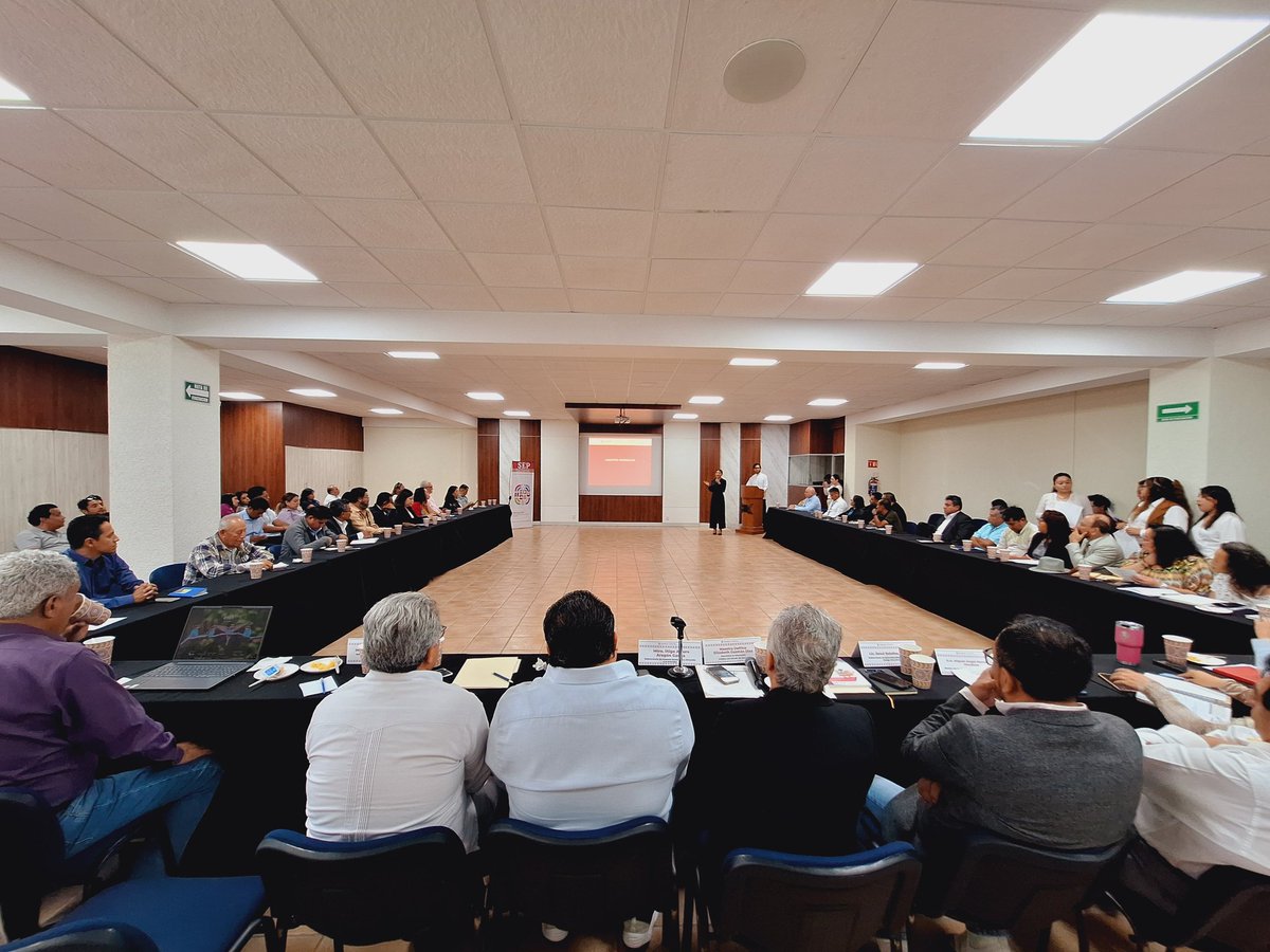 Trabajamos juntos para ofrecer educación de calidad a nuestros jóvenes en Oaxaca, impulsando su desarrollo y preparación para el futuro #EducaciónDeCalidad #Oaxaca