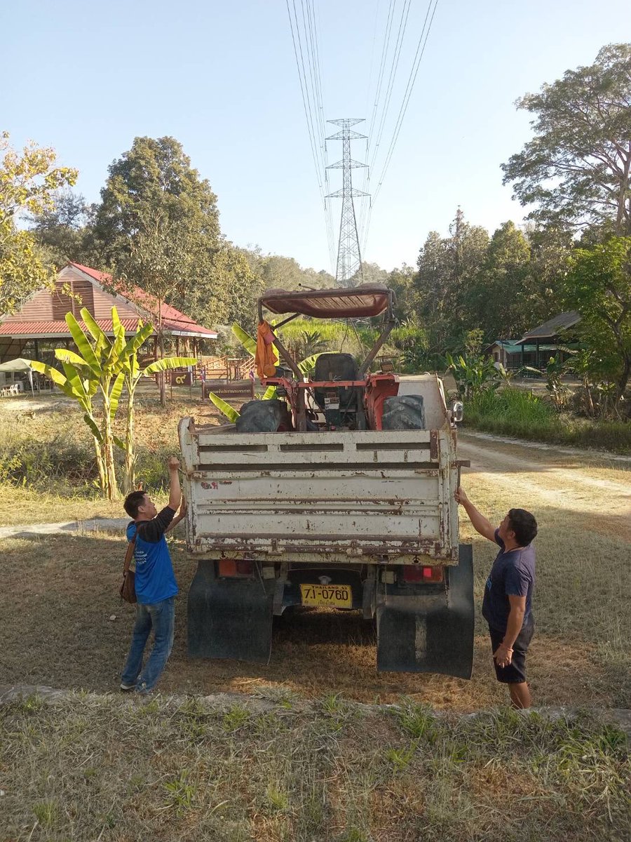 SoraidaSalwala's tweet image. เช่ารถแทรคเตอร์มาถึงเพื่อนช้างแล้ววานนี้ เพื่อทำแนวกันไฟค่ะ

เริ่มทำจุดแรกตามแนวสายไฟฟ้าแรงสูงและหลังหน่วยพักฟื้นก่อน

#แนวกันไฟ
#firebreaks

 #มูลนิธิเพื่อนช้าง
#โรงพยาบาลช้าง
#โรงพยาบาลช้างแห่งแรกของโลก
#โรงคลอดช้างฯ
#โรงงานขาเทียมช้าง
#FAEeleHosp
#สัตวแพทย์สัญจร
#FAEMobileVet