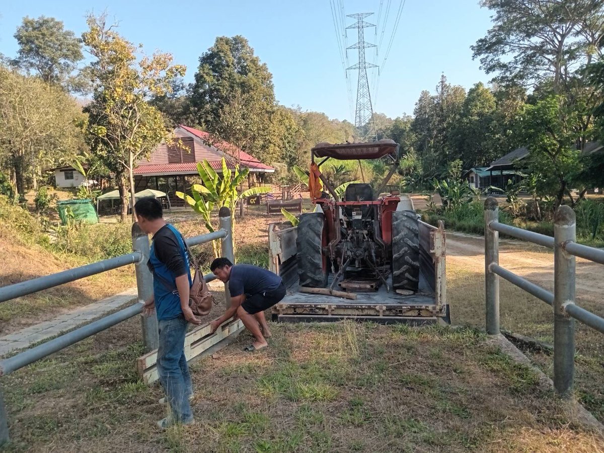 SoraidaSalwala's tweet image. เช่ารถแทรคเตอร์มาถึงเพื่อนช้างแล้ววานนี้ เพื่อทำแนวกันไฟค่ะ

เริ่มทำจุดแรกตามแนวสายไฟฟ้าแรงสูงและหลังหน่วยพักฟื้นก่อน

#แนวกันไฟ
#firebreaks

 #มูลนิธิเพื่อนช้าง
#โรงพยาบาลช้าง
#โรงพยาบาลช้างแห่งแรกของโลก
#โรงคลอดช้างฯ
#โรงงานขาเทียมช้าง
#FAEeleHosp
#สัตวแพทย์สัญจร
#FAEMobileVet