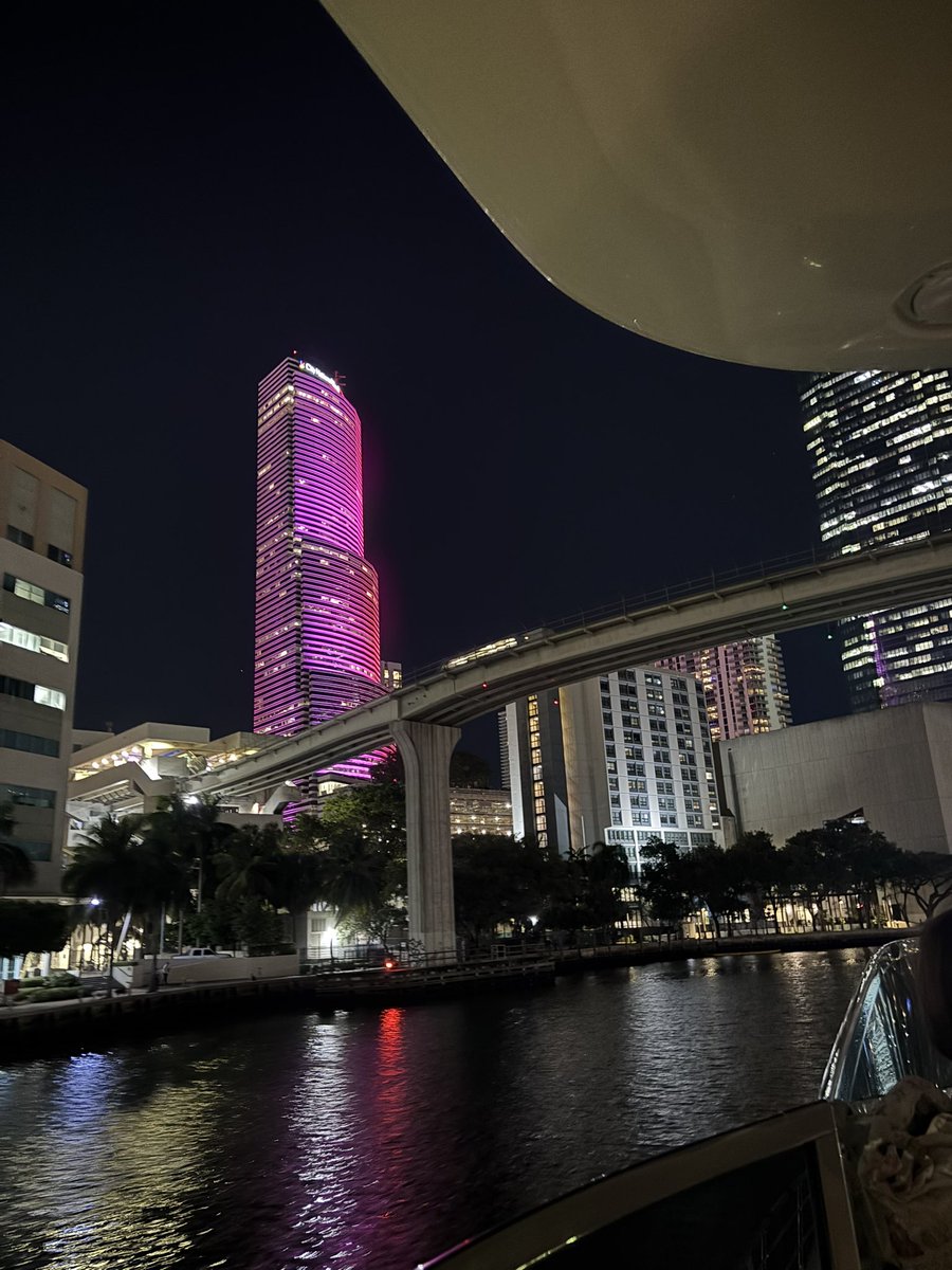 Oh look it’s pink in tribute <a href="/pnkymnml/">pnky</a> @pinkbagrecords