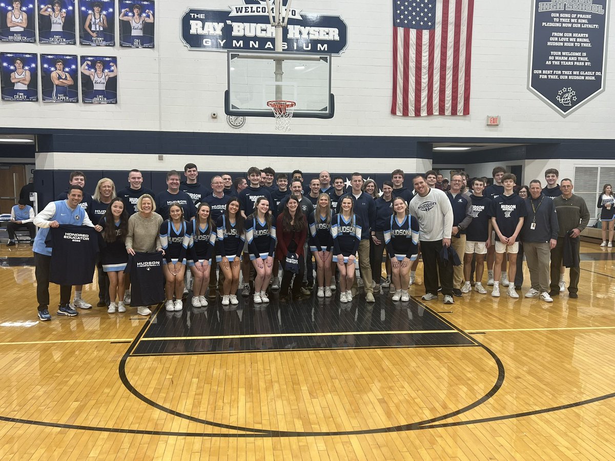 Great stuff at The Buck as <a href="/HudsonHoops_/">Hudson Basketball</a> and <a href="/explorerscheer/">Explorers Cheer</a> honor our amazing educators on Teacher Appreciation Night! Thank you to all our fantastic teachers for all that you do!
#ExplorerPride
#RollHud