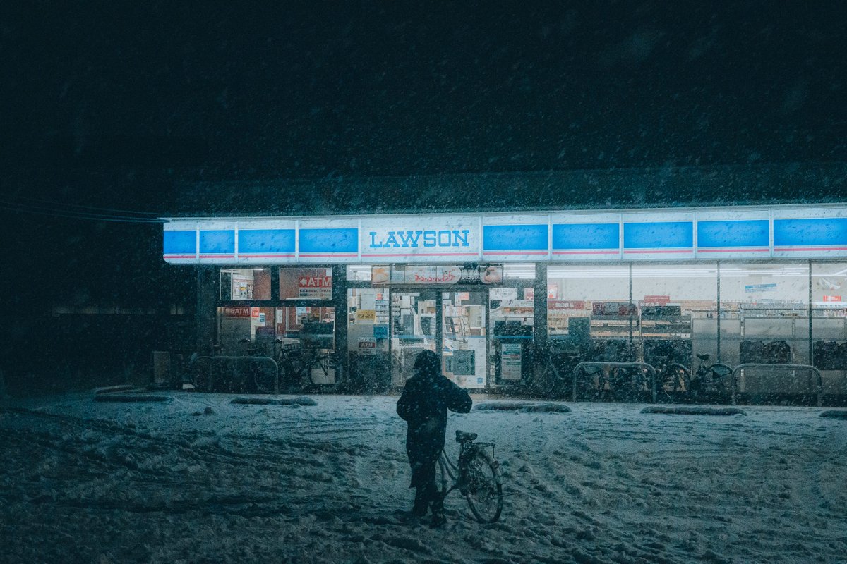 dasiantk's tweet photo. Era una noche helada, nieve cayendo, viento, pero simplemente no podía quedarme en casa. Así que cogí mi cámara y me fui.
Las calles estaban más tranquilas, las luces habituales suavizadas por la nevada, se sentía como una escena de una película.
#streetphotography #snowinjapan https://t.co/41cxiIm3tW