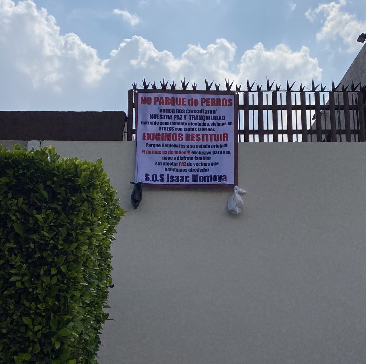 La seguridad de las personas no importa, que estén asaltando diario y metiéndose a las casas a robar no importa, o que haya policías corruptos en Naucalpan no importa. Lo importante es quitar el área canina porque los vecinos (5) viven en “STRESS” 🙄