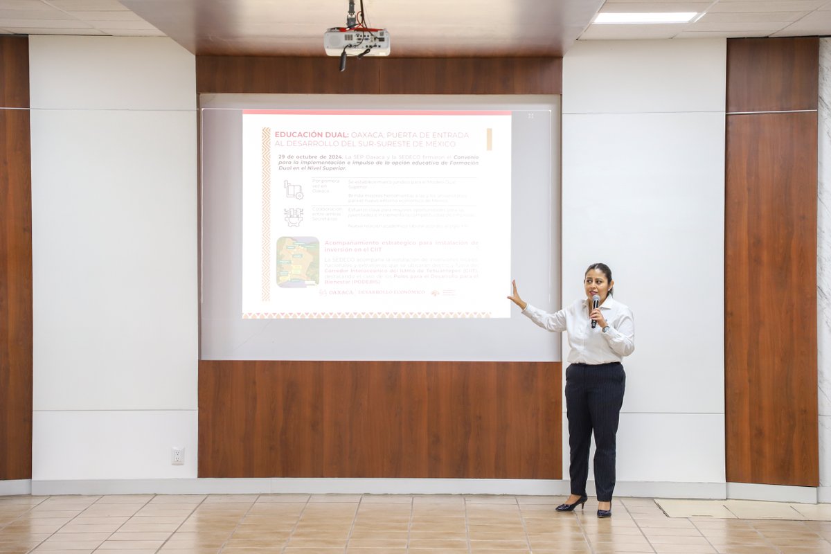 DesEconomicoOax's tweet image. en donde pudimos difundir el #PlanMéxico y el Proyecto del @CIIT_mx, con el fin de comenzar los trabajos para que las juventudes oaxaqueñas se vinculen directamente con el #SectorEmpresarial a través del #ModeloDual.

Agradecemos a la @EducacionPub la invitación.