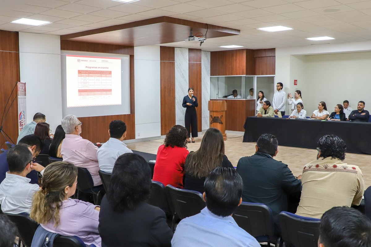 DesEconomicoOax's tweet image. en donde pudimos difundir el #PlanMéxico y el Proyecto del @CIIT_mx, con el fin de comenzar los trabajos para que las juventudes oaxaqueñas se vinculen directamente con el #SectorEmpresarial a través del #ModeloDual.

Agradecemos a la @EducacionPub la invitación.