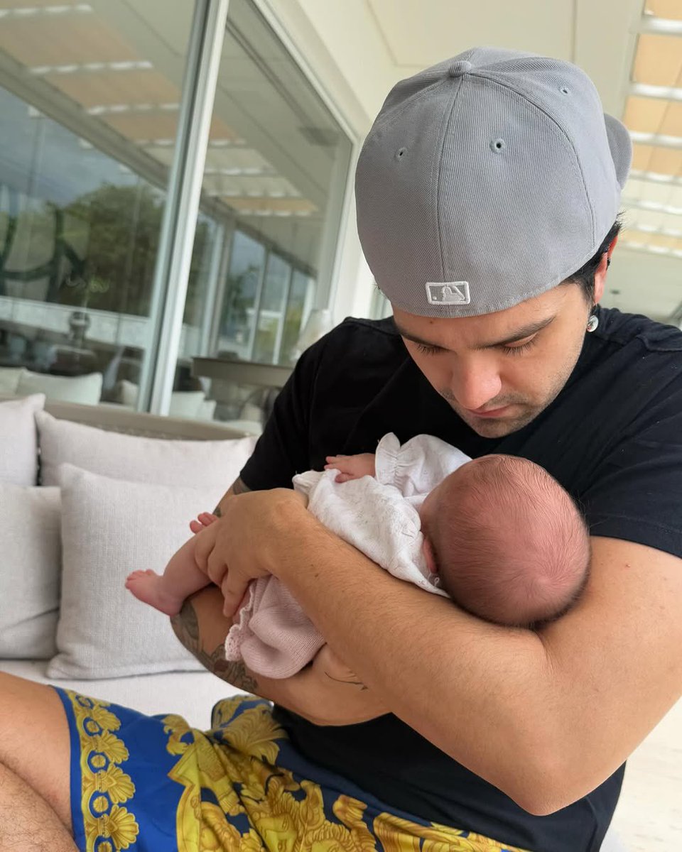 Vaniasanttanna's tweet photo. Amo o Luan cantor, compositor, artista…

Mas a minha versão preferida dele é do Luan pai da serena🩷 https://t.co/vuvVVo7iQa
