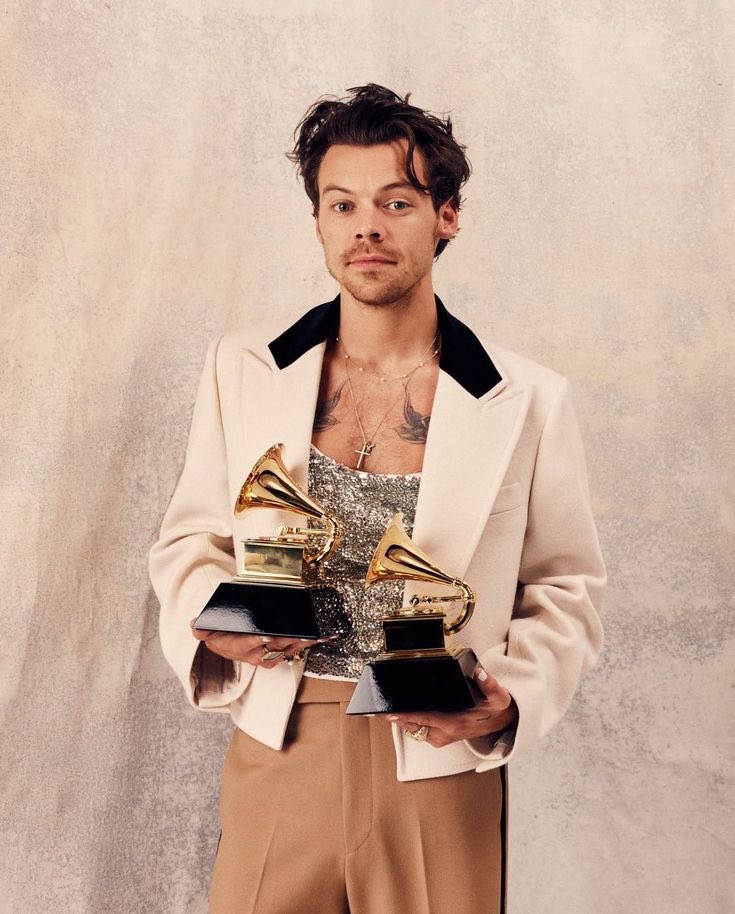 12kissco's tweet photo. “someday when harry comes to the grammys” let me hold ur hands when i tell you this https://t.co/dmIjvx3AOk