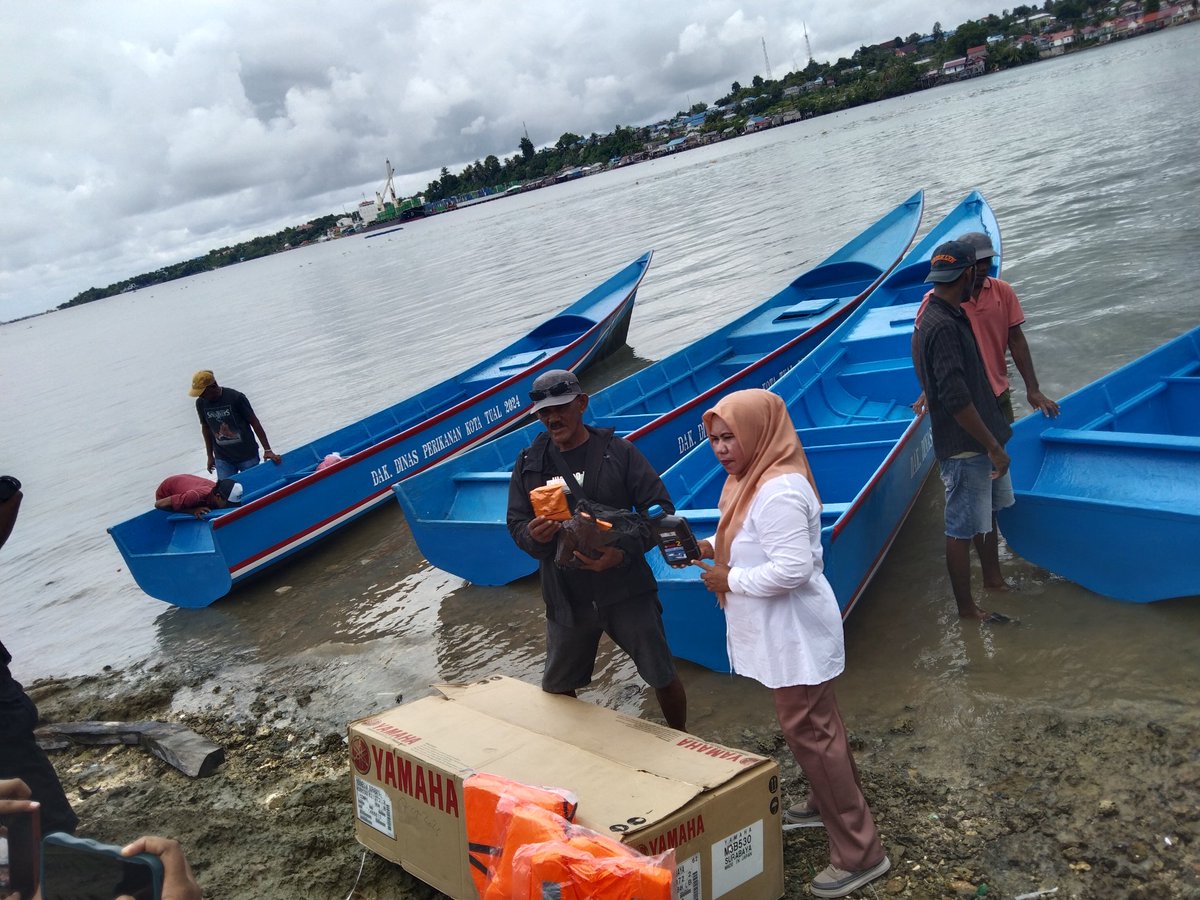 FerrySanamasse's tweet photo. Rabu (22/01), @FerrySanamasse, Luhkan Kota Tual, Pendampingan Pemberian bantuan Sarana dan Prasarana Perikanan oleh Dinas Perikanan Kota Tual di Dusun Fait, Kota Tual

#GiatLuhkanSatminkalAmbon #KotaTual 
#luhlapor  
@bp3ambon
@pusluhkp https://t.co/pjse3WJTf4