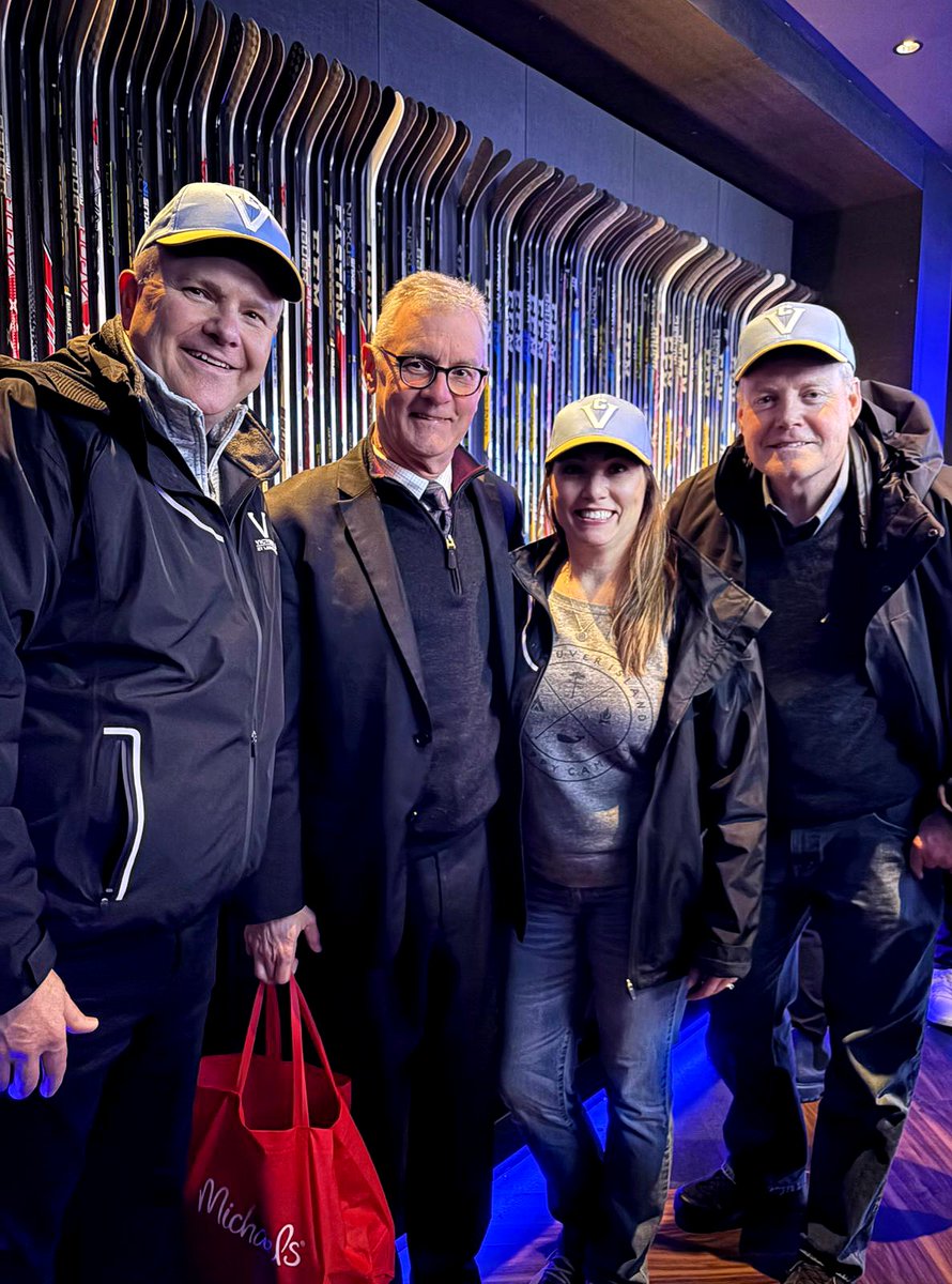 The VHLS met with <a href="/DetroitRedWings/">Detroit Red Wings</a> Bob Kaser, Trevor Thompson &amp; <a href="/DeKeyser5/">Danny DeKeyser</a> in Vancouver to share the legacy of the 1925 Victoria Cougars, Stanley Cup champions who later became the Red Wings. History connects our hockey communities. ❤️🏆

#DetroitRedWings #HockeyHistory