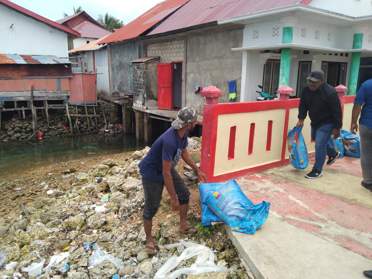 FerrySanamasse's tweet photo. Rabu (22/01), @FerrySanamasse, Luhkan Kota Tual, Pendampingan Pemberian bantuan Pakan Ikan Budidaya bagi Pembudidaya di Kota Tual oleh Dinas Perikanan Kota Tual

#GiatLuhkanSatminkalAmbon #KotaTual 
#luhlapor  
@bp3ambon
@pusluhkp https://t.co/ThzatomHR5