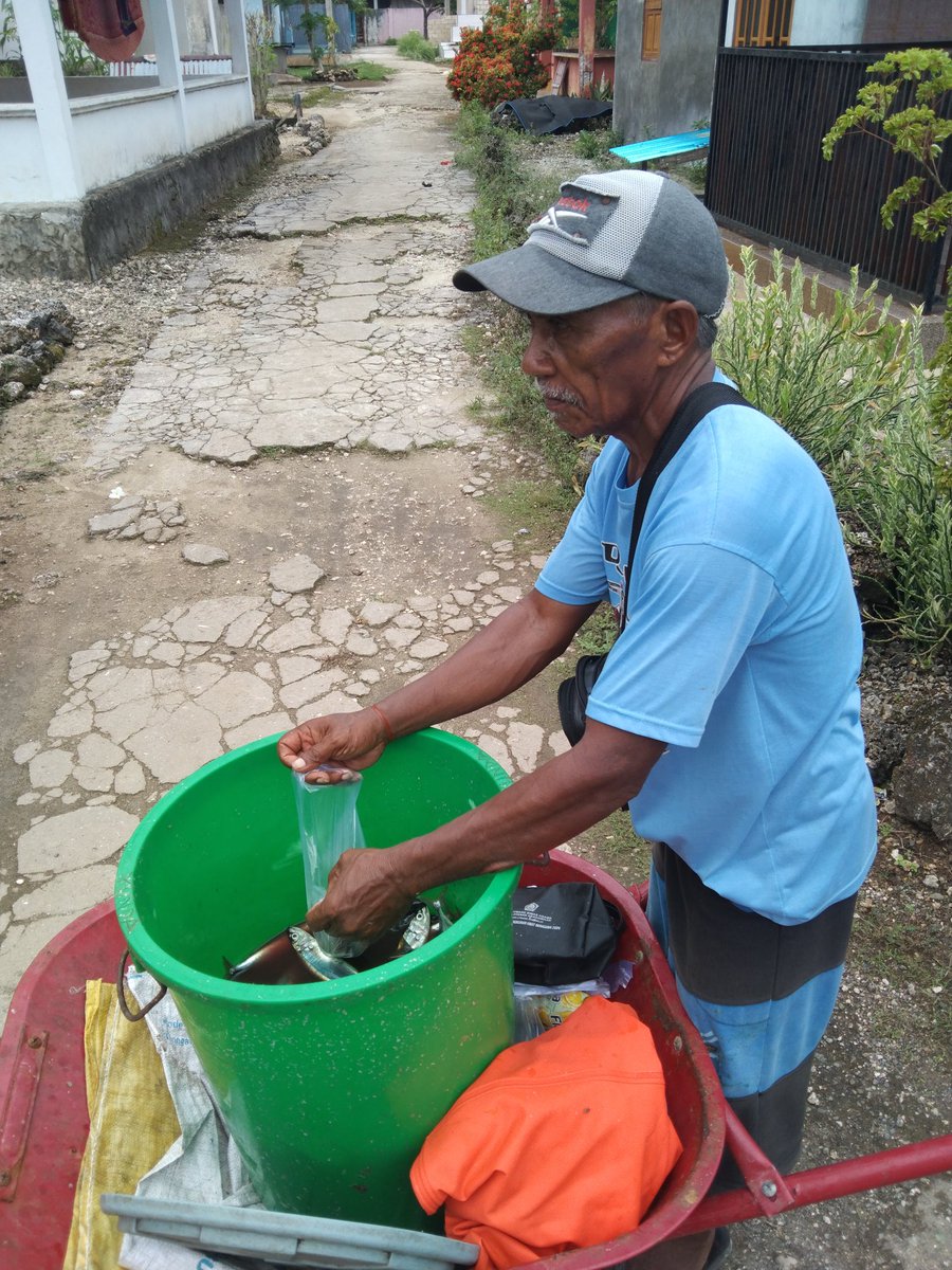 FerrySanamasse's tweet photo. Senin (27/01), @FerrySanamasse, Luhkan Kota Tual, Dsn. Fair, Pemasaran Hasil Perikanan, Ikan Momar  20kg

#GiatLuhkanSatminkalAmbon #KotaTual 
#pemasaran 
#luhlapor  
@bp3ambon
@pusluhkp https://t.co/IskDs6luBI