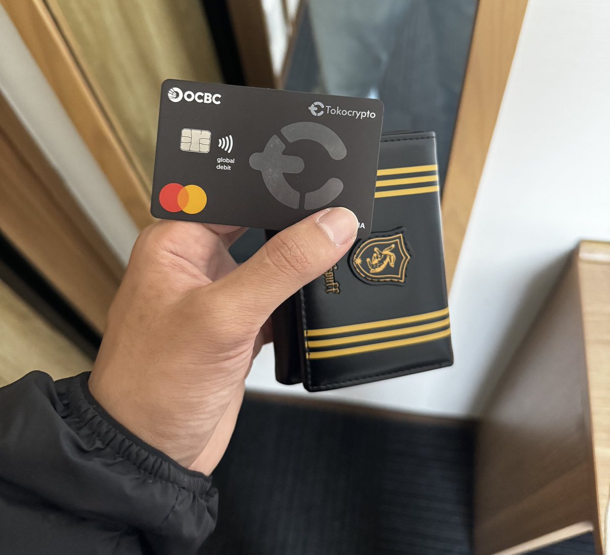 riswanxa's tweet photo. Segampang itu jajan di vending machine Jepang pake kartu Global Debit Tokocrypto x OCBC 😍🤝 @Tokocrypto  makasih dah colab bikin kartu satu ini 🫵 #japan #tokyo #tokocrypto https://t.co/01TM1ZC1t4