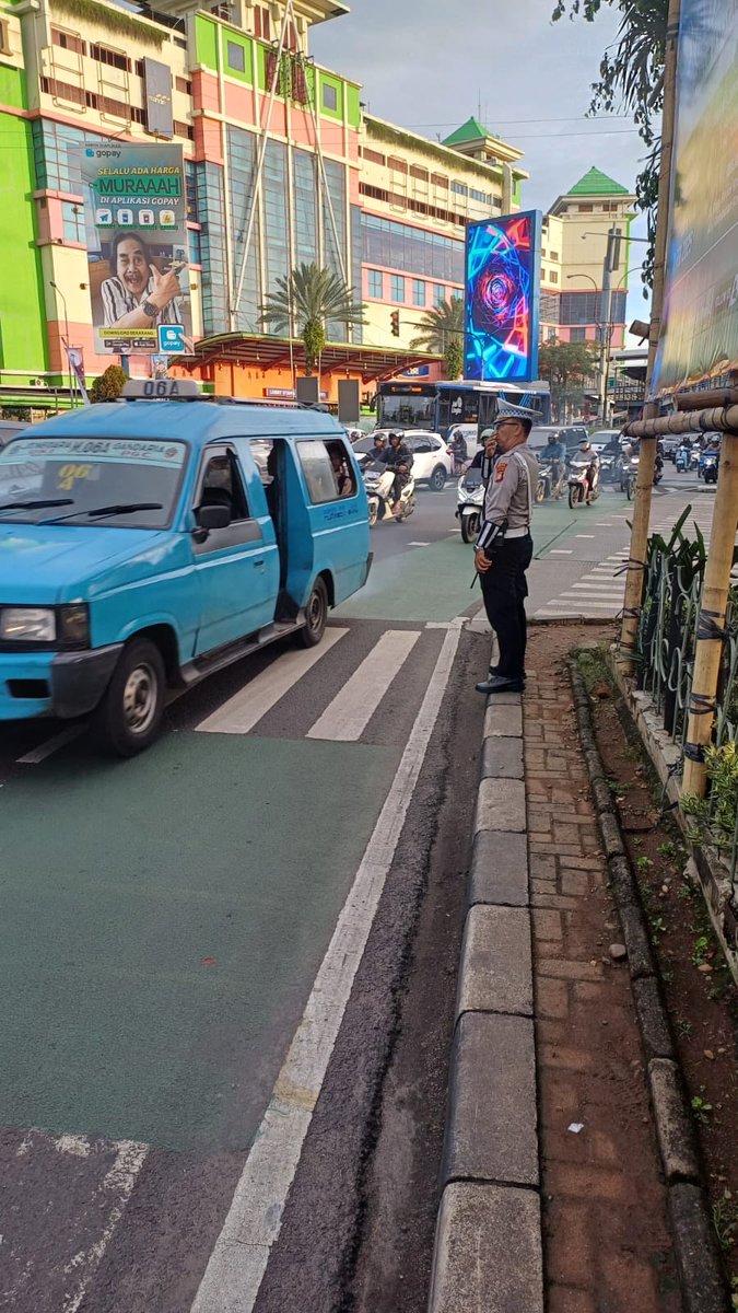 06.44 Situasi arus lalu lintas di Traffic Light PGC Cililitan Jaktim arah Kramat Jati arah Jl. Mayjen Sutoyo terpantau ramai lancar.
<a href="/TMCPoldaMetro/">TMC Polda Metro Jaya</a>
