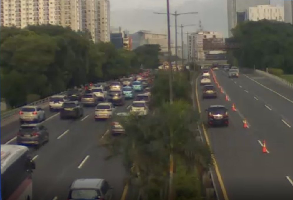 07.04 Situasi arus lalu lintas di Ruas Tol Dalam Kota KM 00+600 (Cawang) arah Pancoran maupun arah Cikampek terpantau ramai lancar.
<a href="/TMCPoldaMetro/">TMC Polda Metro Jaya</a>