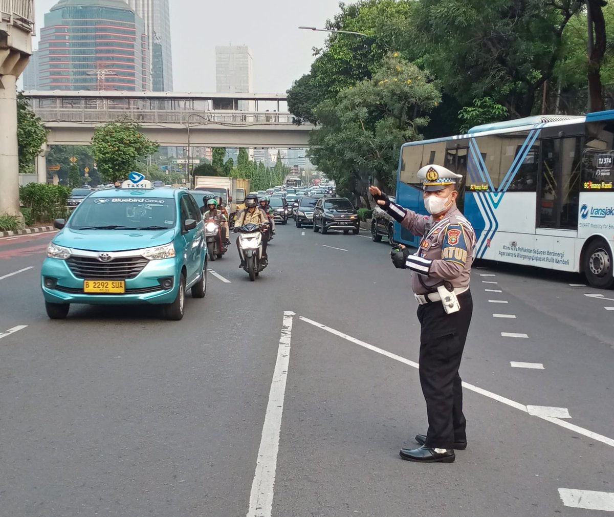 07.31 Situasi arus lalu lintas di Jalur Arteri Jl. Gatot Subroto Jaksel (Lingkar Semanggi) arah Slipi maupun arah Senayan terpantau ramai cenderung padat.
<a href="/TMCPoldaMetro/">TMC Polda Metro Jaya</a>