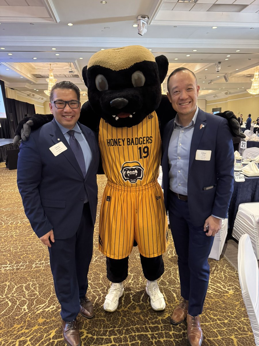 LourozMercader's tweet photo. My buddy Hammer @HoneyBadgersCAN helping to welcome my bestie @artykong to the #Brampton and @sheridancollege! https://t.co/PRYrCUuLFn