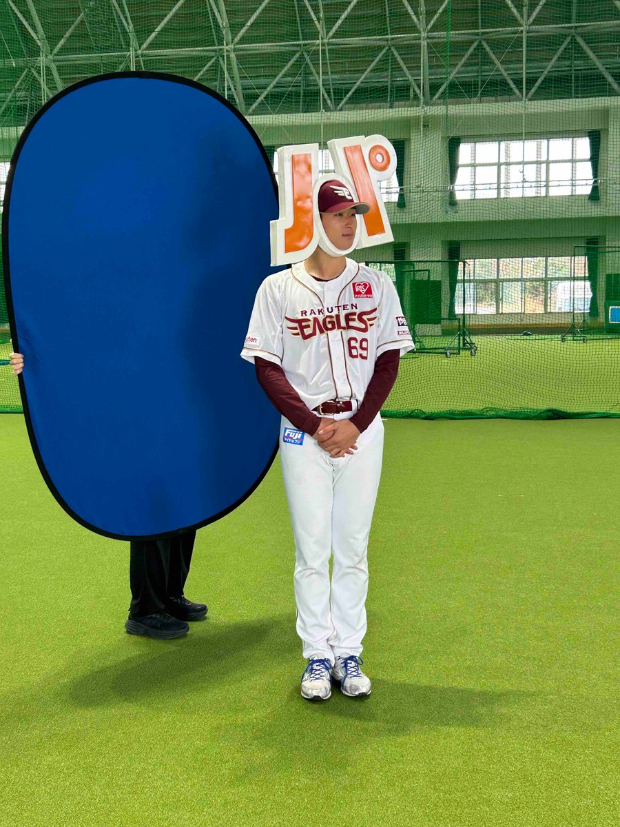 Rakuten__Eagles's tweet photo. 今日は、チームは休養日です💤😌

昨日の練習終わりの #内星龍 選手。
とある撮影をしました。
後日あきらかに....！🤭

#RakutenEagles
#キ！
#タイヤはフジスプリングキャンプ2025 https://t.co/CrGerKQI5J