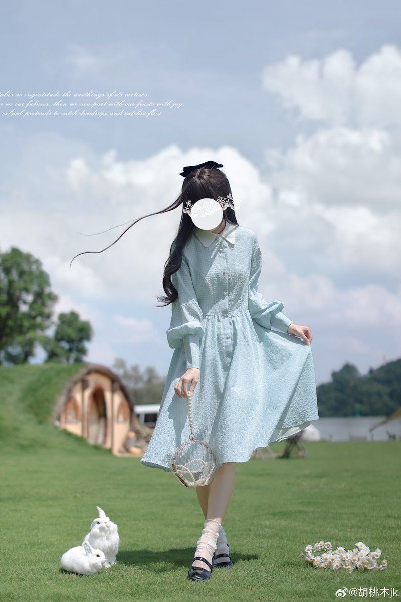 アリスカラーのワンピース エプロンの裾には可愛い刺繍 ライトブルーの