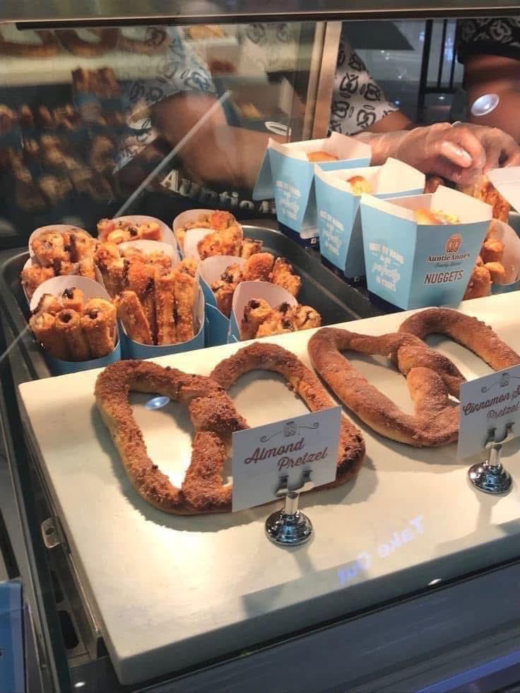 IssaLiyah__'s tweet photo. Me whenever I’m at the mall: https://t.co/wf5i3LomCX