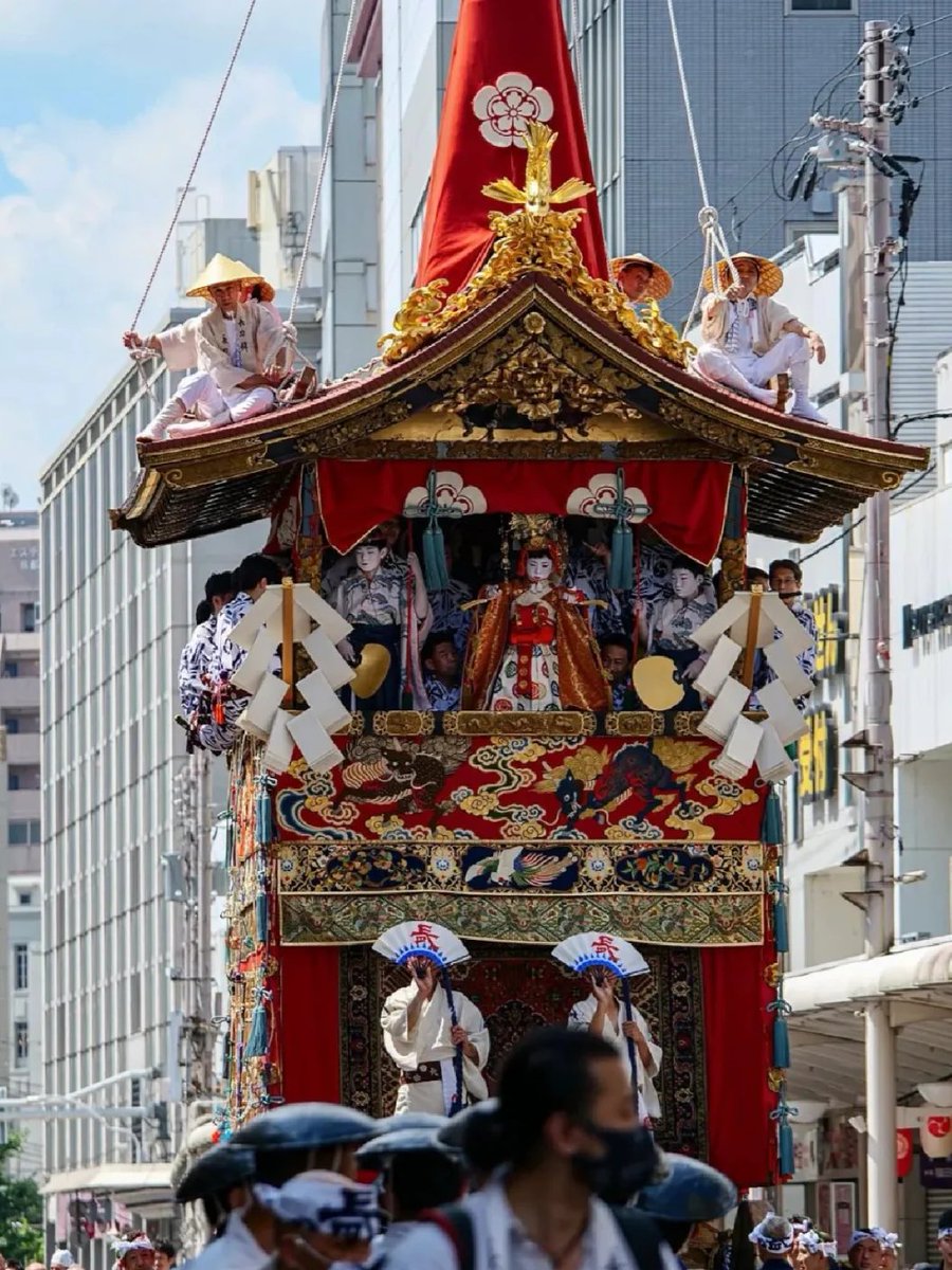 祇園祭の起源は疫病だそうです。災厄の消滅と悪霊の退散を願って行われました。それが千年続いて今日に至ります
