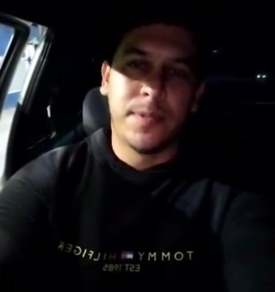 AlexaGomezDos's tweet photo. ¿Existirá algo más diabólico que detener a Diego, el hijo de Jenny Barrios, paciente oncológica, que estuvo detenida más de dos meses por involucrarla en unas protestas, cuando ella estaba recién operada de un cáncer de mama?. Su hijo fue a cambiar cuatro parches transdérmicos para el dolor de su mamá, el compuesto activo es fentanilo, por una ampolla para aplicarle el cuarto ciclo de quimioterapia a su mamá y fue detenido y además le quitaron todo el tratamiento que ya había reunido para Yenny. Ahora Diego, quien es el soporte económico y emocional de su madre paciente oncológica, está secuestrado por los mismos captores de su mamá. Son tan ignorantes que no saben que el fentanilo es un medicamento anestésico y que si está recetado es totalmente legal sobre todo en pacientes oncológicos. Ni de vaina detienen las bandas que ya están traficando con este analgésico para usarlo como psicotrópico. Diego ya tiene 14 días preso y su abogada indica que puede enfrentar una pena de hasta 12 años, que todos los argumentos que dió su abogado en la audiencia de presentación, fueron desestimados por el juez . Yo realmente no sé qué más necesitamos ver en este país para que los que siguen aplaudiendo este tipo de barbaries abran los ojos y tengan un poco más de humanidad. Están convencidos que a ellos la justicia divina no les va a llegar. Info vía @ElPitazoTV https://t.co/SfkhYddHDw
