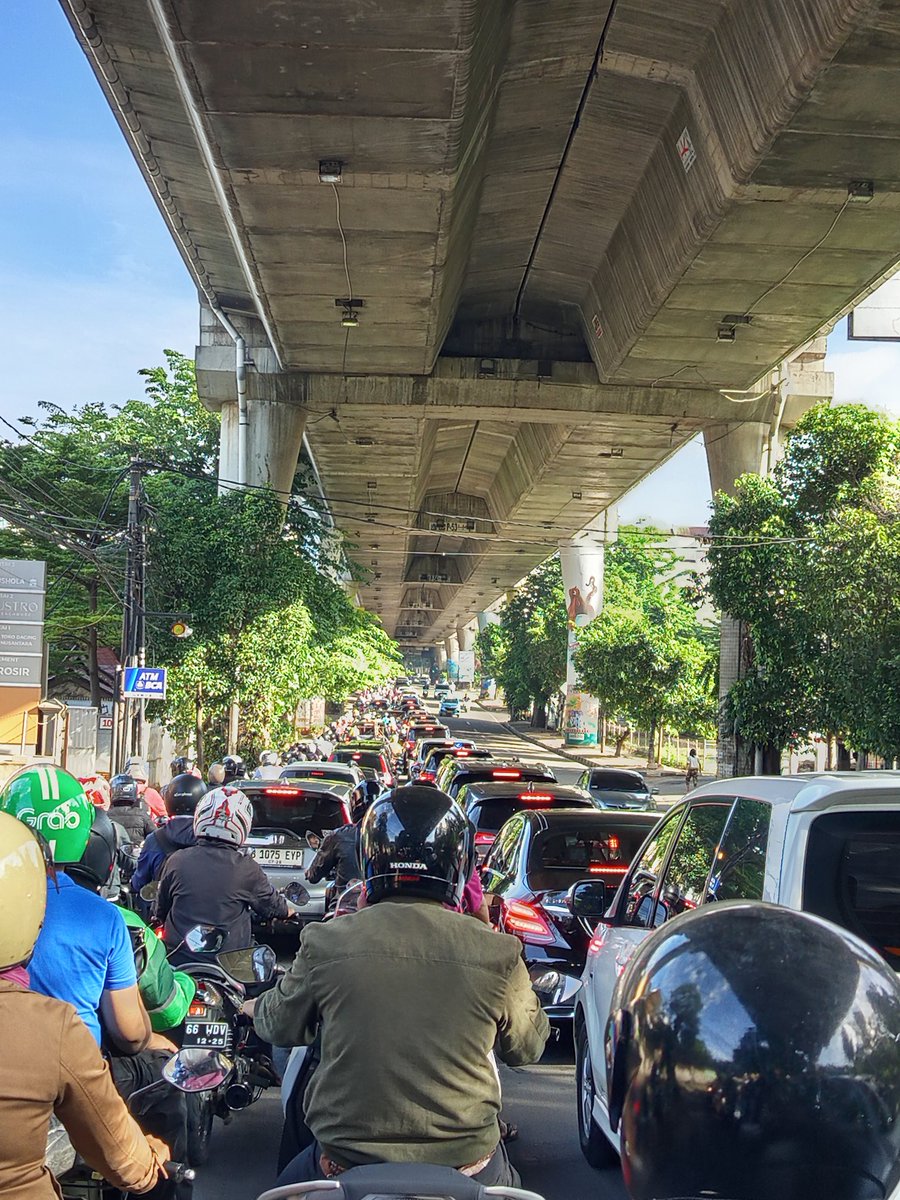 08.30 #LalinSonora

Jl. P. Antasari arah blok M sangat padat merayap, selain volume kendaran di tambah dengan imbas banyaknya kendaraan keluar dari @schoolmentari 

Via <a href="/xoyjuliant/">xoy</a>