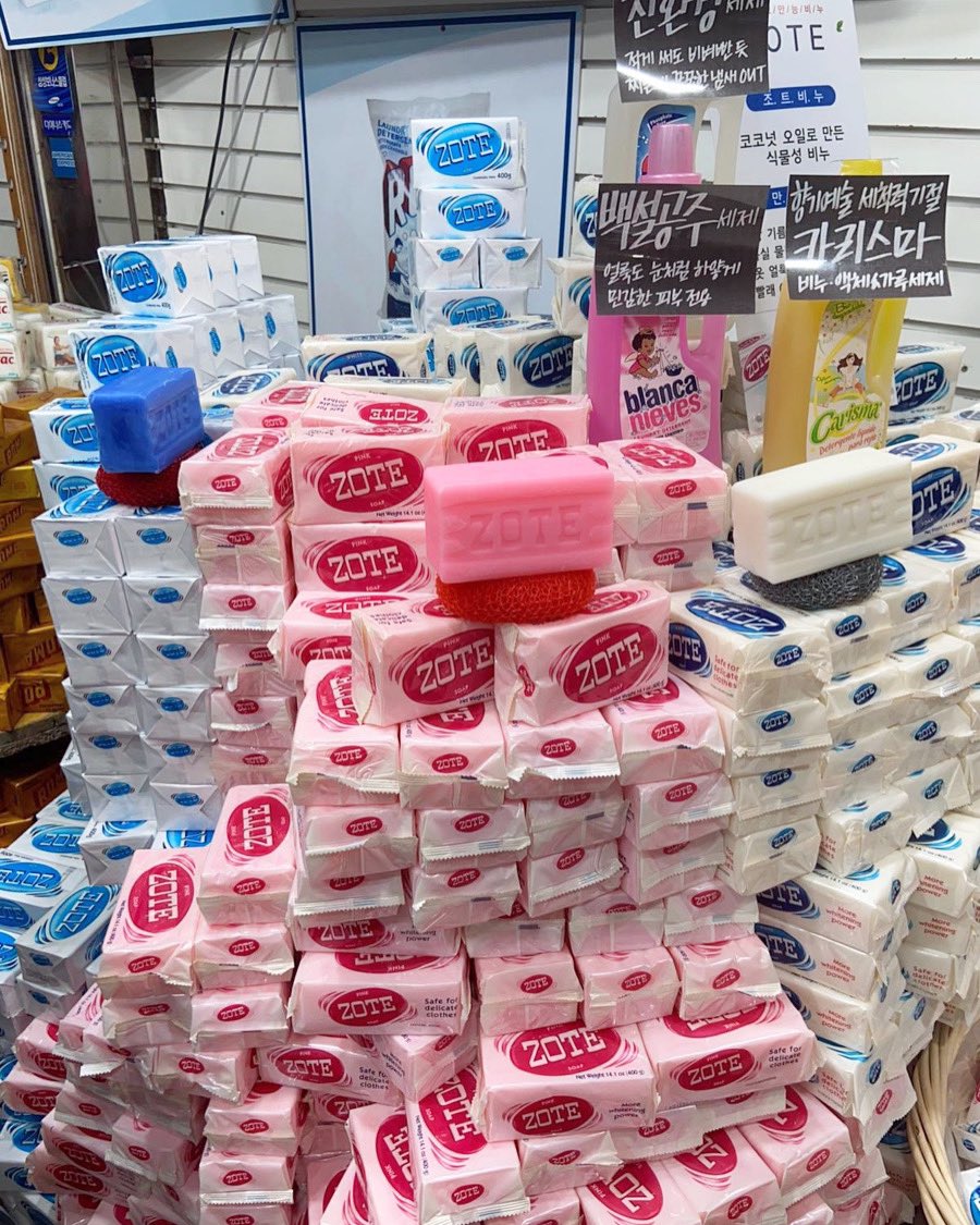 SonniTx's tweet photo. 🔴 El jabón "Zote" es un producto muy popular en Corea del Sur, ya que les da muy buenos resultados a la hora de lavar la ropa e inclusive en las tiendas lo presumen por ser el “mágico” jabón mexicano 🇲🇽

    🇲🇽HECHO EN MÉXICO🇲🇽