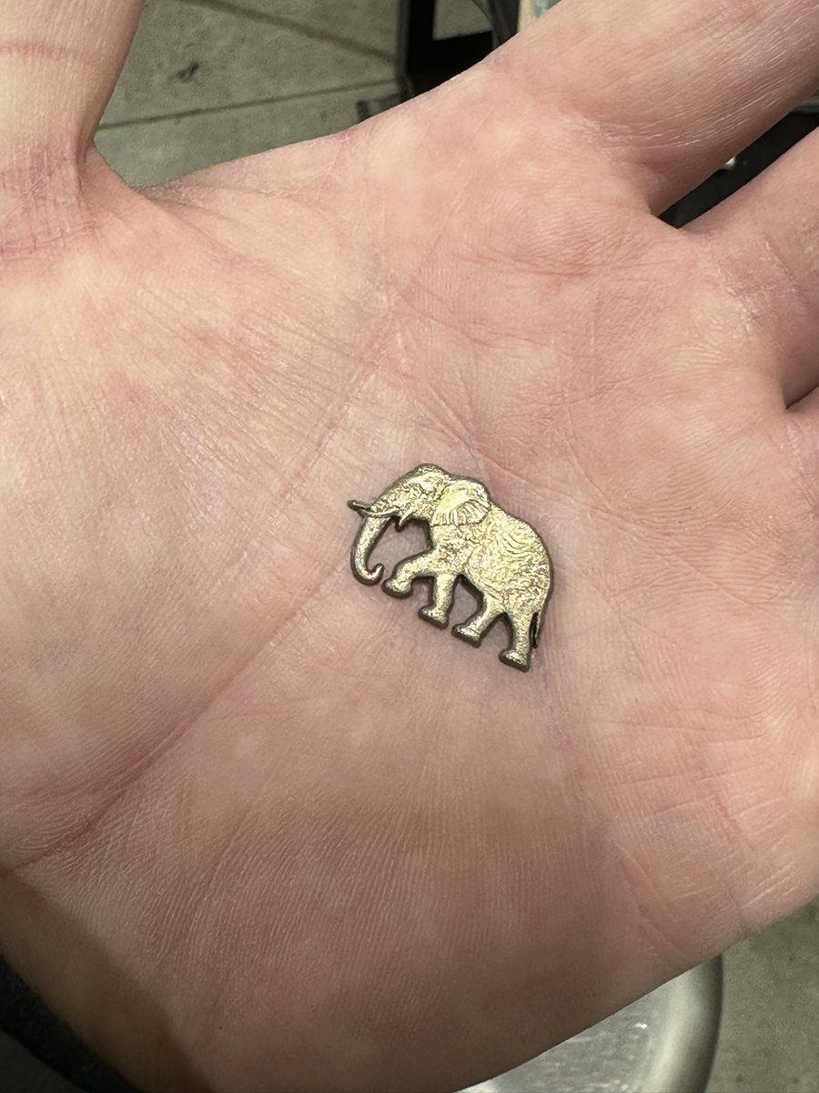 gmoffattknives's tweet photo. I’ve been working on the menuki problem for a very long time. I’m quite happy. #menuki #tsukamaki https://t.co/asfUyU4euB