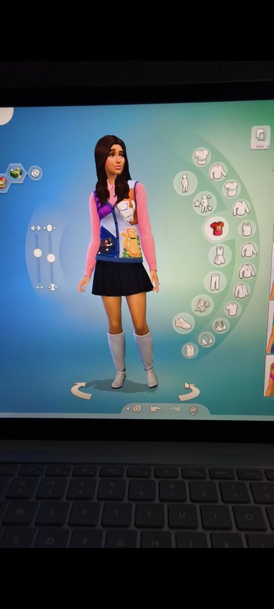 Yo con la compu que me compraron para la U jugando a los Sims