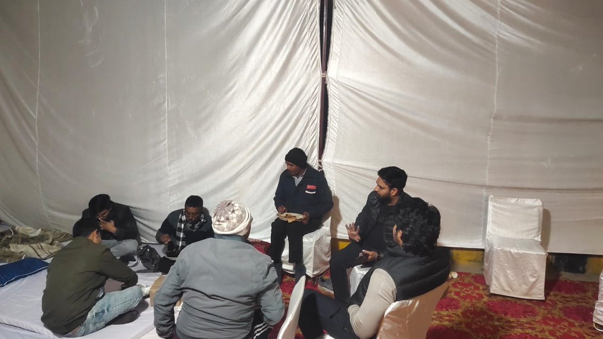 SSVAssociation's tweet photo. बड़ी तकलीफ की बात है कि हमारे ठेकेदारों को अपनी खून-पसीने की कमाई लगाकर भी अपनी ही रकम के लिए काम-धंधा छोड़कर दिन-रात आंदोलन करना पड़ रहा है। पूरी रात ठंड में टेंट में सोना पड़ रहा है, हमारे पास इस पीड़ा को व्यक्त करने के लिए शब्द नहीं हैं।,😭😭😭 https://t.co/rscVhVPbg2