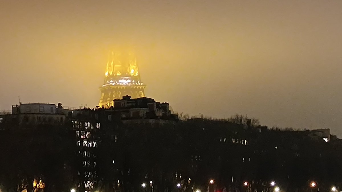 Eric Rosas (@drericrosas) on Twitter photo Así la Torre Eiffel (o quizá hoy Torre de Schrödinger) esta noche: como que está y como que no está.
Muy en sintonía con el inicio del "Año Internacional de la Ciencia y la Tecnología Cuántica" #IQY2025 de <a href="/UNESCO/">UNESCO 🏛️ #Education #Sciences #Culture 🇺🇳</a>. Así la Torre Eiffel (o quizá hoy Torre de Schrödinger) esta noche: como que está y como que no está.
Muy en sintonía con el inicio del "Año Internacional de la Ciencia y la Tecnología Cuántica" #IQY2025 de <a href="/UNESCO/">UNESCO 🏛️ #Education #Sciences #Culture 🇺🇳</a>.