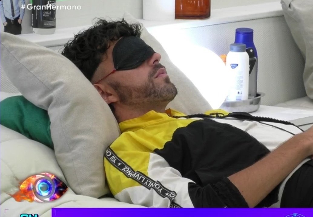 a veces hay que acostarse a dormir y fingir demencia del mundo