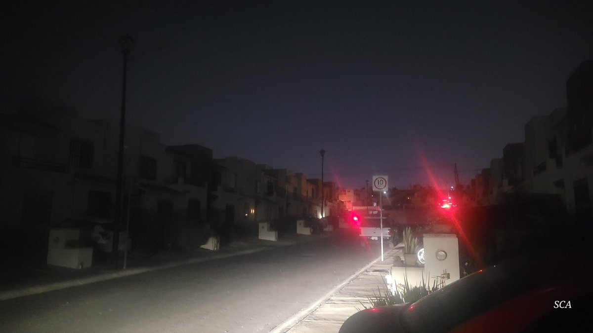 PeriodistaChava's tweet photo. Sin #luz en gran parte de la zona #norponiente de la capital queretana.
Tomen previsiones
#Queretaro https://t.co/Dpl73yRKvx