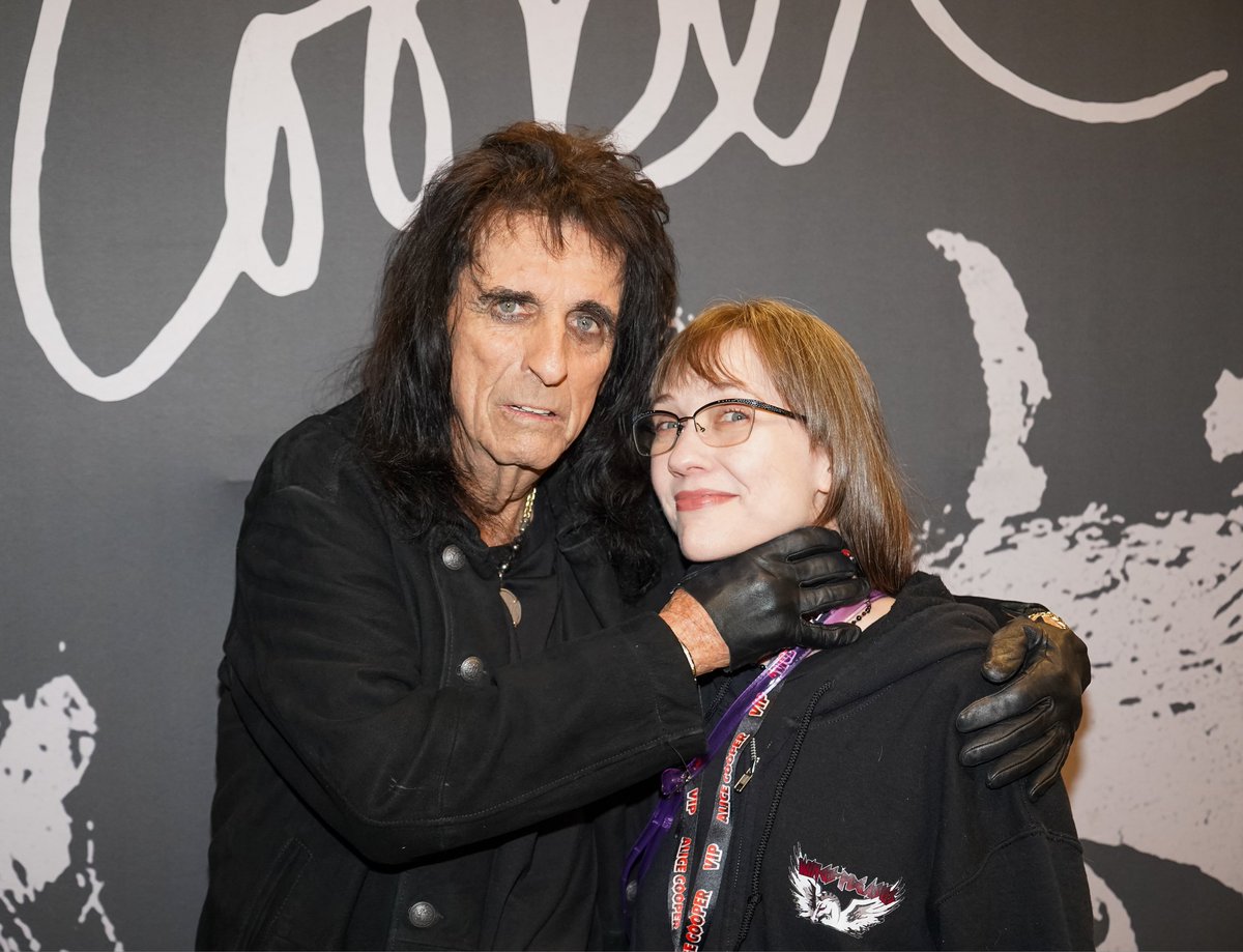 DawnLenn's tweet photo. #ALICECOOPERVIP 🤘 https://t.co/SG2zDexZuS